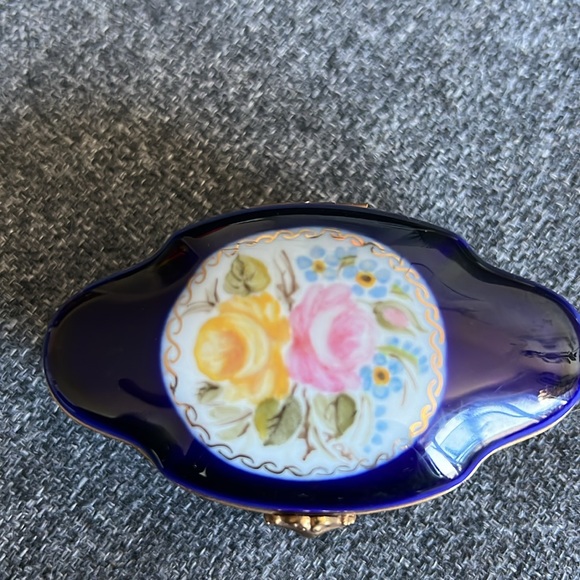 Limoges France Porcelain Decoree, small jewelry trinket box - Picture 2 of 4